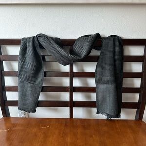 Men’s scarf grey plaid EUC